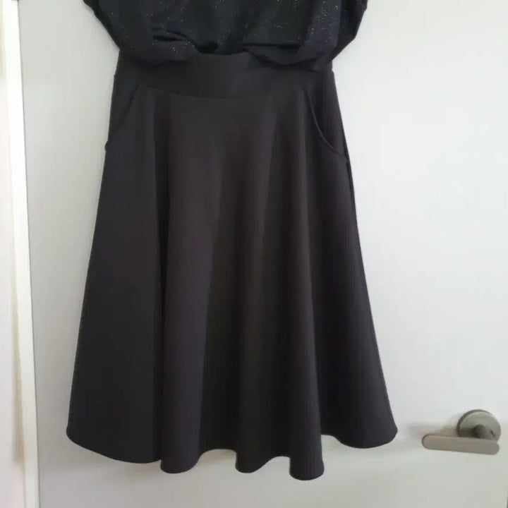 [BUNJANG] Black Pearl Chiffon Batwing Blouse &amp; Satin Flare Skirt Set / 블랙 펄 쉬폰 가오리핏 블라우스 티셔츠 &amp; 새틴 스타일 플레서 스커트