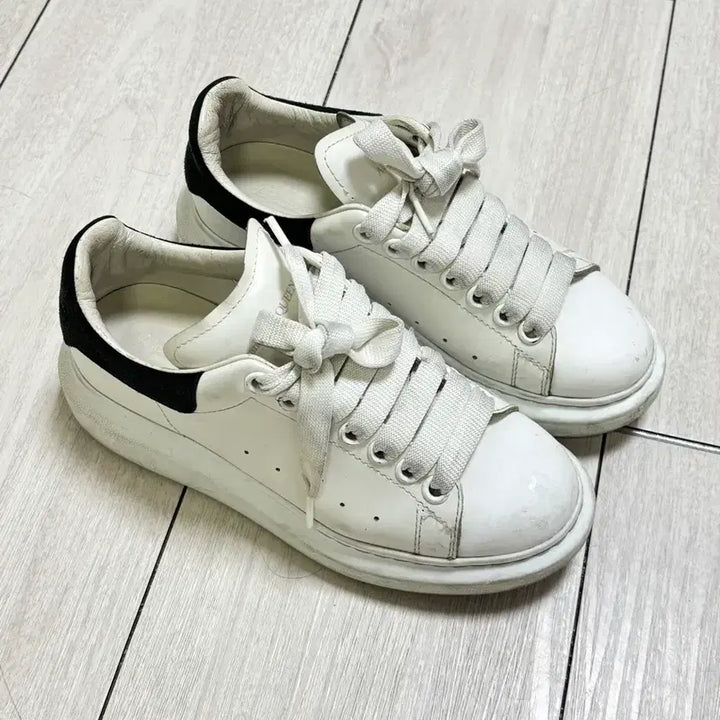 [BUNJANG] Alexander McQueen Oversized Sneaker White Black Heel US 35 / 알렉산더 맥퀸 오버솔 스니커즈 us 35