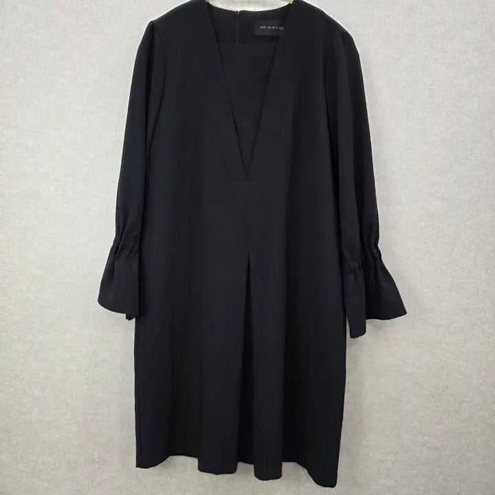 [BUNJANG] JADE IN NEW YORK V-Neck Flare Dress / 제이드 인 뉴욕 브이넥 플레어 원피스 JADE IN NEW YORK
