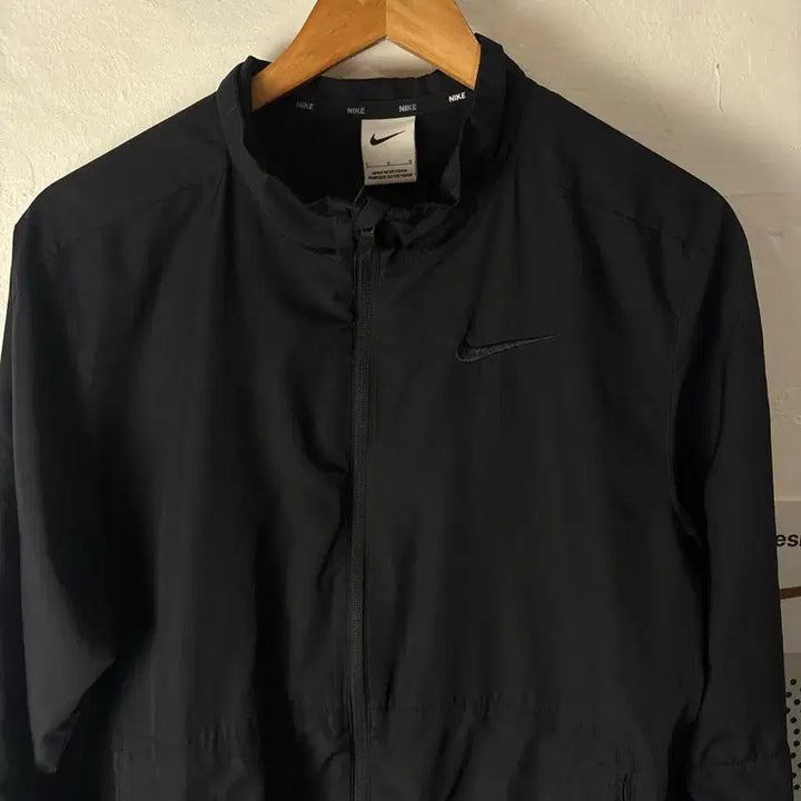 [SOLD OUT] 나이키 올블랙 스우시 바람막이