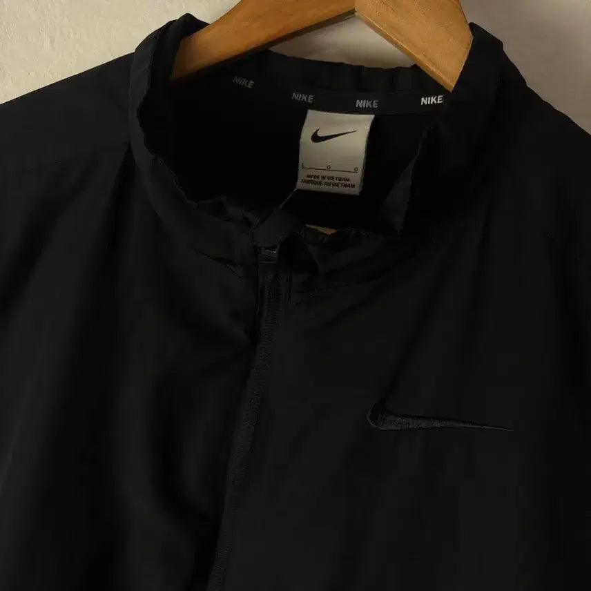 [SOLD OUT] 나이키 올블랙 스우시 바람막이