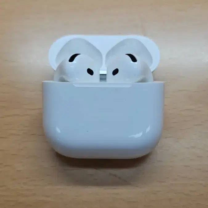 [BUNJANG] Apple AirPods 4th Gen Noise Cancelling Earbuds / 애플 에어팟 4세대 노이즈 캔슬링