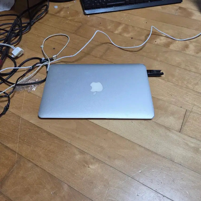 [BUNJANG] Apple MacBook Air 2011 11.6" - Refurbished / 맥북에어 2011 11.6"인치 팝니다