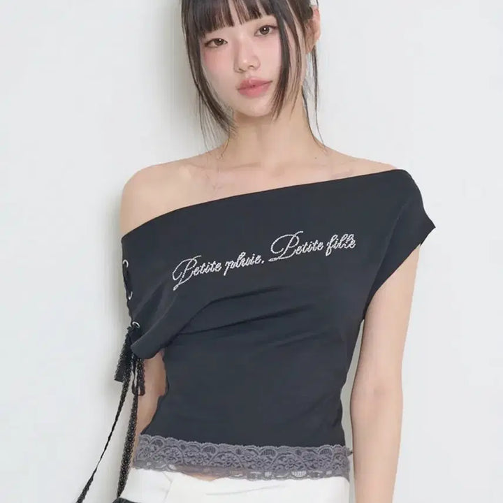 [BUNJANG] Illico Lace Trim Off-Shoulder T-Shirt / 일리고 레이스 트리밍 오프숄더 티셔츠