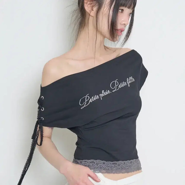 [BUNJANG] Illico Lace Trim Off-Shoulder T-Shirt / 일리고 레이스 트리밍 오프숄더 티셔츠