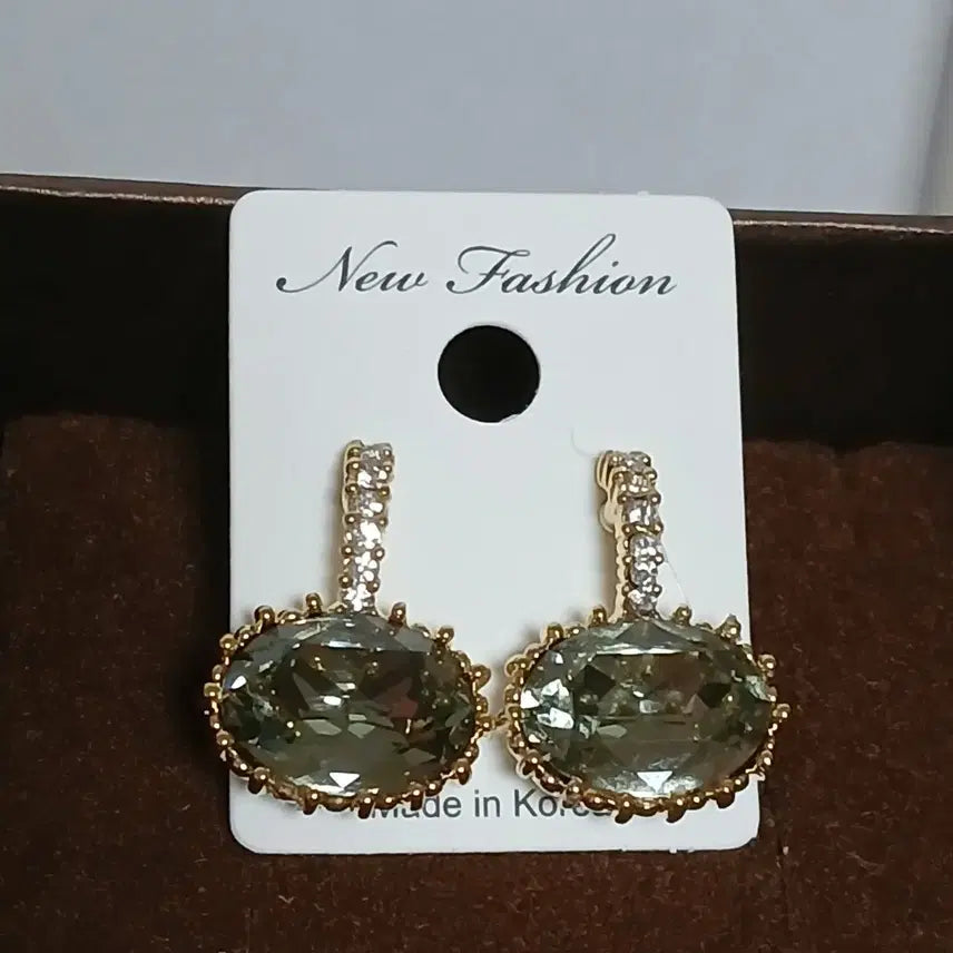 [BUNJANG] Oval Swarovski Crystal Earrings - Khaki Green / 타원형 스왈보석 카키(고퀄)그린 귀걸이