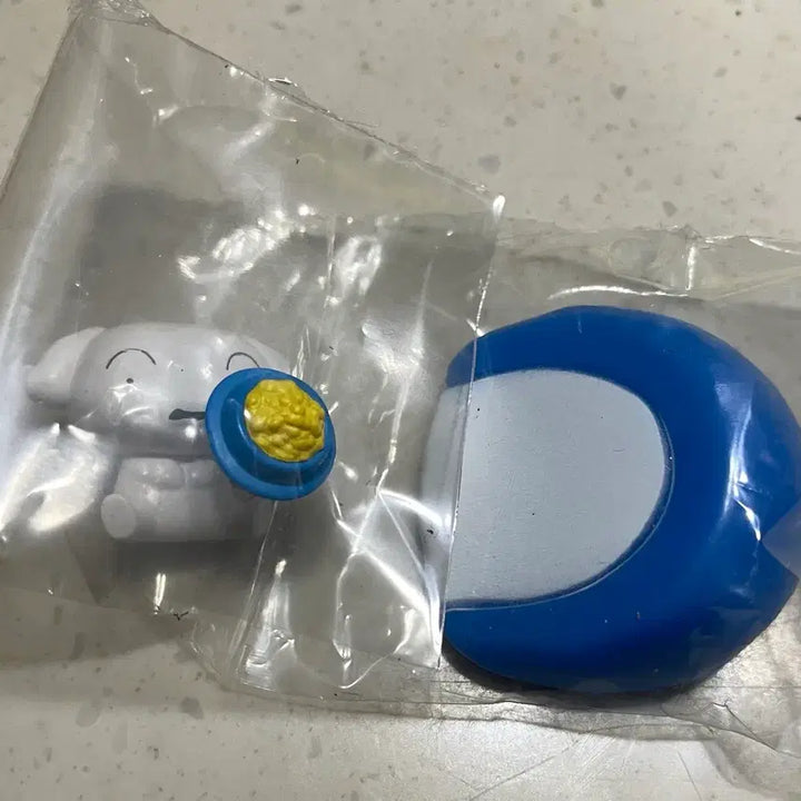 [BUNJANG] Crayon Shin-chan Shiro Sofa Figure / 짱구 쇼파 피규어 흰둥이
