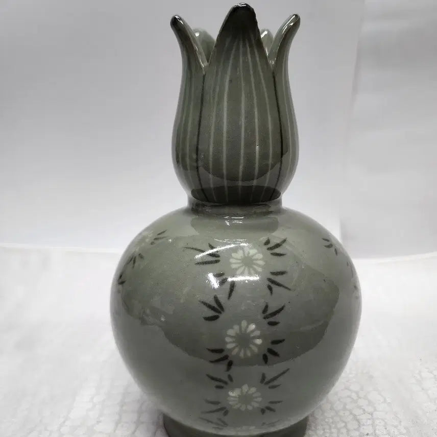 [BUNJANG] North Korean Celadon Vase - Geumgang Chorong Flower Design / 금강초롱 청자 북한도자기 화병