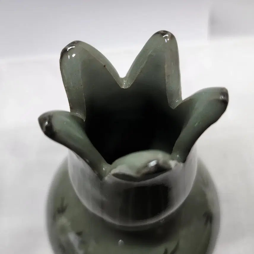 [BUNJANG] North Korean Celadon Vase - Geumgang Chorong Flower Design / 금강초롱 청자 북한도자기 화병