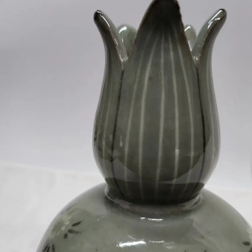 [BUNJANG] North Korean Celadon Vase - Geumgang Chorong Flower Design / 금강초롱 청자 북한도자기 화병