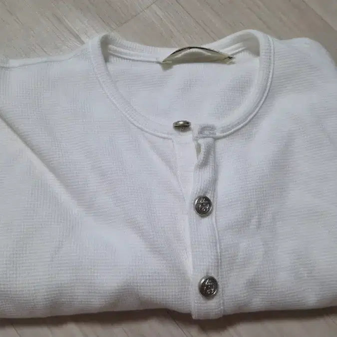 [SOLD OUT] [L] 캐리오버 메탈 버튼 헨리넥 티셔츠