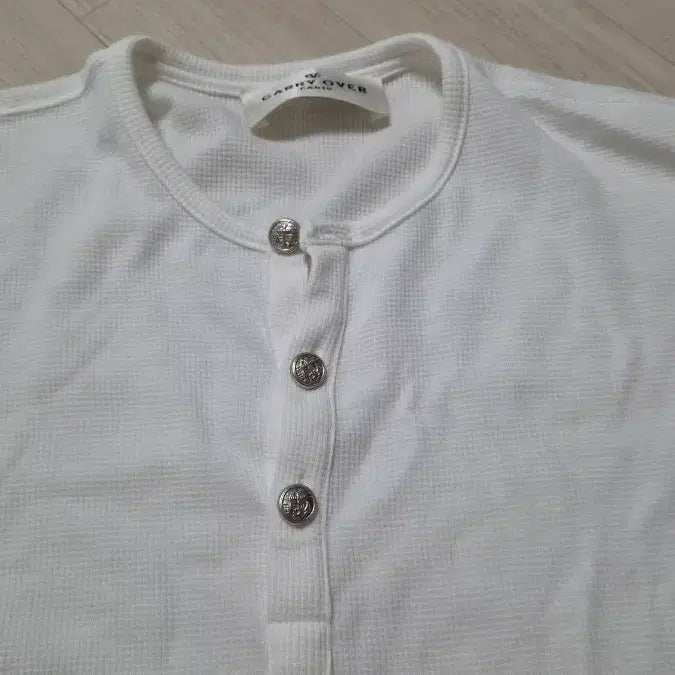 [SOLD OUT] [L] 캐리오버 메탈 버튼 헨리넥 티셔츠