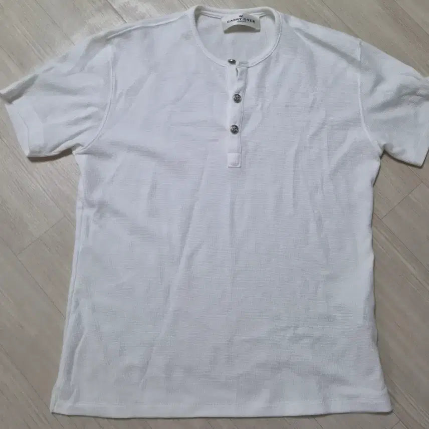 [SOLD OUT] [L] 캐리오버 메탈 버튼 헨리넥 티셔츠