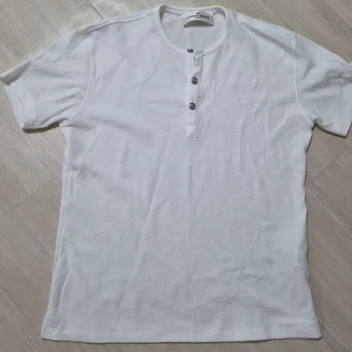 [SOLD OUT] [L] 캐리오버 메탈 버튼 헨리넥 티셔츠