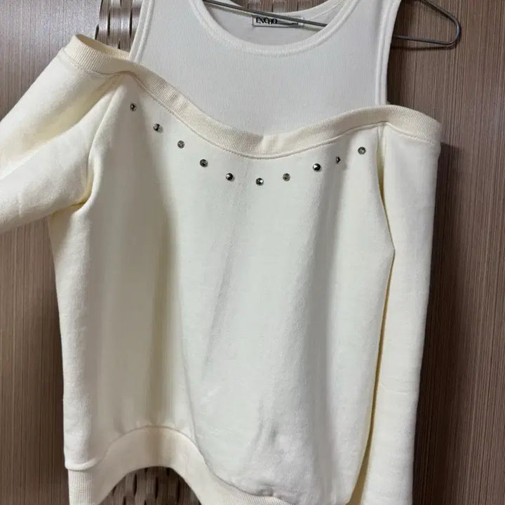 [BUNJANG] Ivory Off-Shoulder T-Shirt / 아이보리 징 오프숄더 티셔츠 Free
