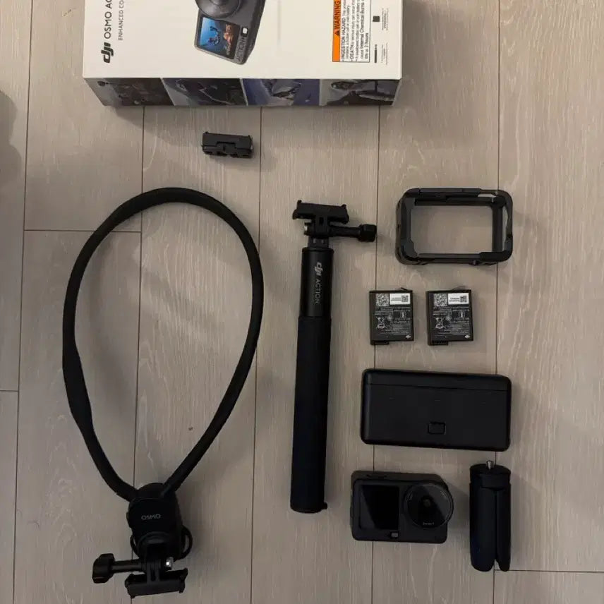[BUNJANG] DJI Osmo Action 6 Camera Body and Accessory Set / DJI 오즈모 액션 6 카메라 본체 및 액세서리 세트