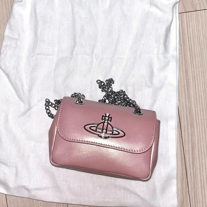 [BUNJANG] Vivienne Westwood Pearlized Leather Thin Line Chain Mini Bag Pink / 비비안 웨스트우드 펄라이즈드 레더 씬 라인 체인 미니백 핑크