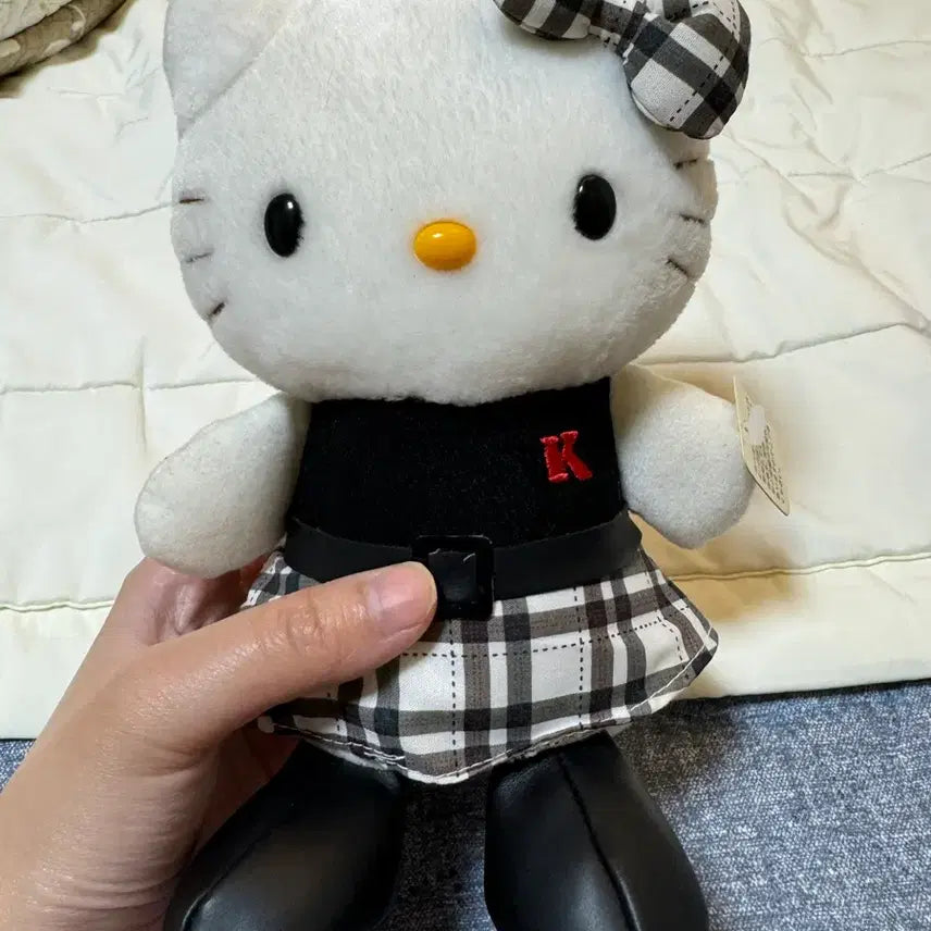 [BUNJANG] Hello Kitty Checkered Skirt Doll with Tag / 헬로키티 체크 인형 판매중 택O
