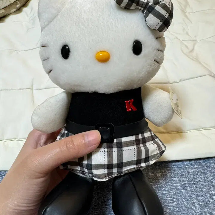 [BUNJANG] Hello Kitty Checkered Skirt Doll with Tag / 헬로키티 체크 인형 판매중 택O