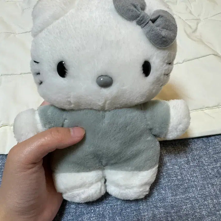 [BUNJANG] Hello Kitty Gray Classic Plush Doll / 헬로키티 그레이 컬러 인형 판매중 고전