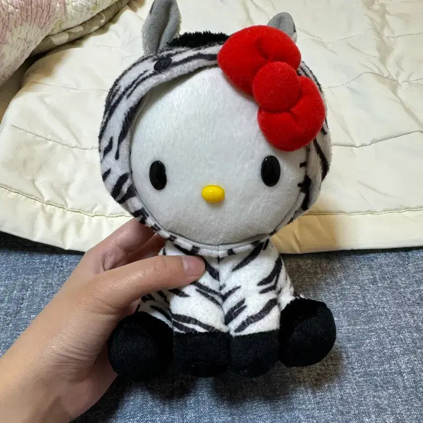 [BUNJANG] Hello Kitty Zebra Plush / 헬로키티 지브라 인형 판매중