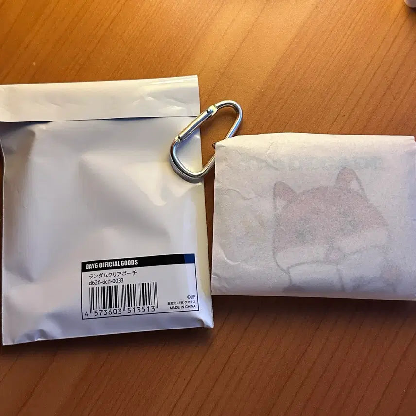 [BUNJANG] DAY6 Japan MD Random Carabiner Clear Pouch / DAY6 데이식스 일본 엠디 랜덤 클리어 파우치 케