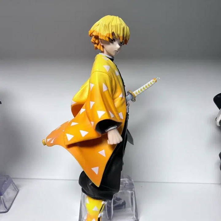 [BUNJANG] Kimetsu no Yaiba Zenitsu A Prize, Kaigaku B Prize Figure Set (Opened) / 제일복권 귀멸의칼날 젠이츠 a상 , 카이가쿠 b상 개봉품