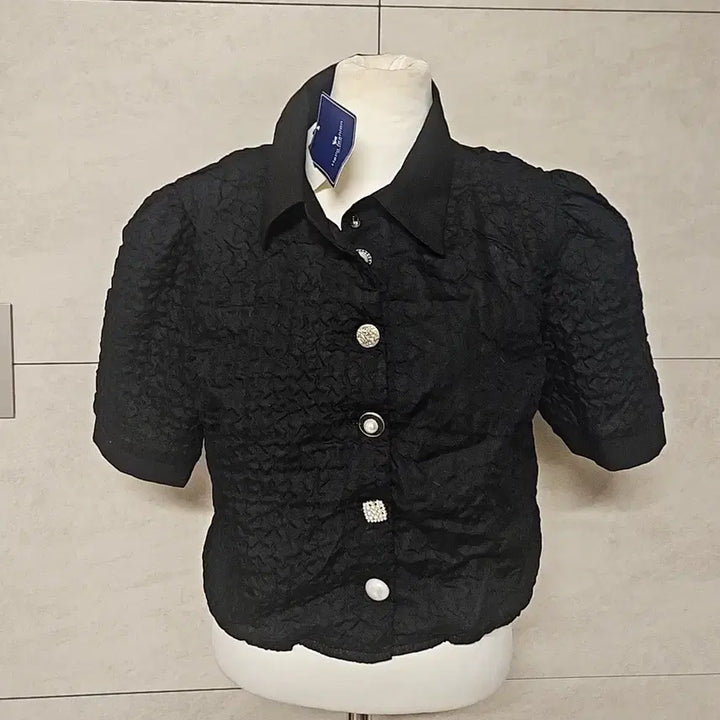 [BUNJANG] Black Embossed Cropped Blouse / (텍 달린) 블랙 엠보싱 크롭 블라우스