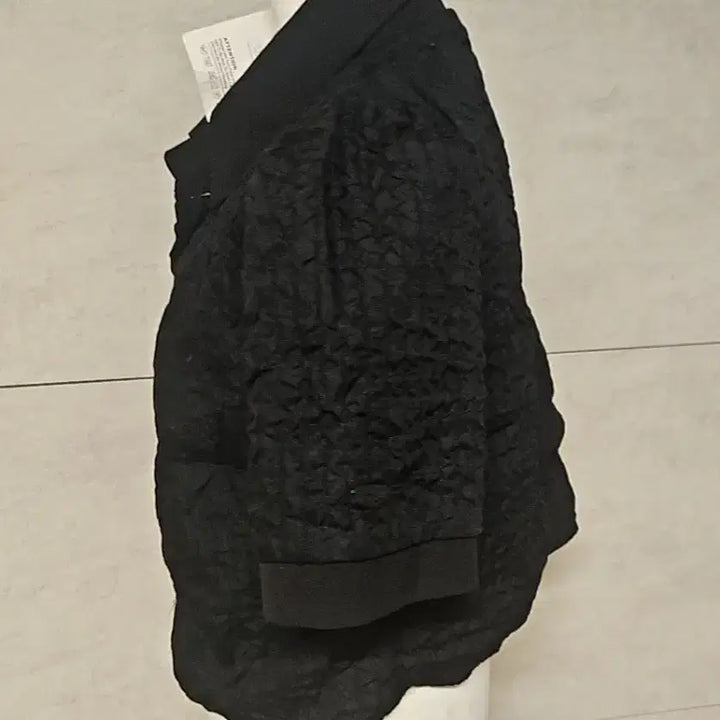 [BUNJANG] Black Embossed Cropped Blouse / (텍 달린) 블랙 엠보싱 크롭 블라우스