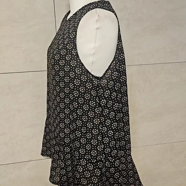 [BUNJANG] Frill Sleeveless Tank Top / 프릴 민소매 나시
