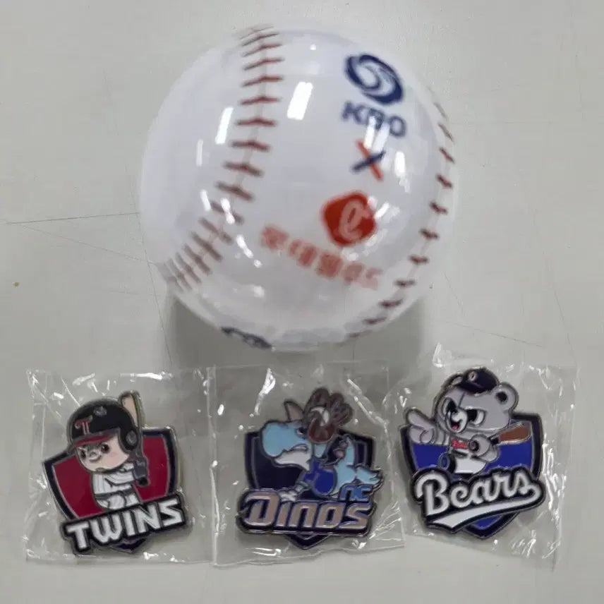 [BUNJANG] Lotte Wellfood Heritage Mascot Badge 4-Piece Bundle Set / 롯데웰푸드 헤리티지(구단)뱃지 4종 일괄