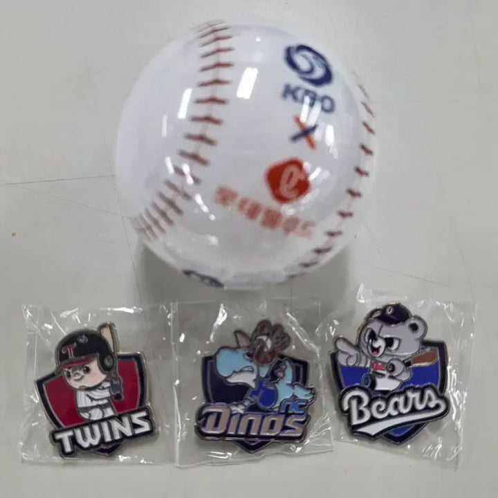 [BUNJANG] Lotte Wellfood Heritage Mascot Badge 4-Piece Bundle Set / 롯데웰푸드 헤리티지(구단)뱃지 4종 일괄