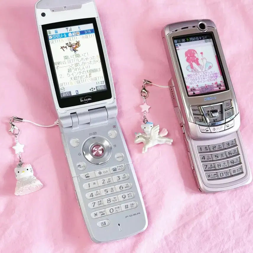 [BUNJANG] Hello Kitty Phone (2-Set) Pink Docomo Gyaru-pon Mock-up Phone / [2set] 키티폰 핑크 도코모 갸루폰 목업폰 핸드폰 폴더폰 고전폰 목각