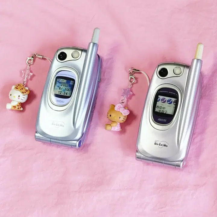 [BUNJANG] 2-Set Hello Kitty Docomo Gyaru Phone Pink Mock-up Phone / [2set] 키티폰 핑크 도코모 갸루폰 목업폰 핸드폰 폴더폰 고전폰 목각