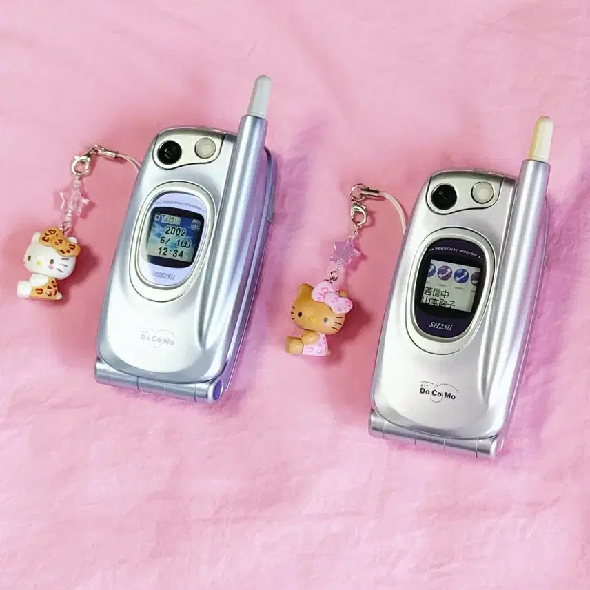 [BUNJANG] 2-Set Hello Kitty Docomo Gyaru Phone Pink Mock-up Phone / [2set] 키티폰 핑크 도코모 갸루폰 목업폰 핸드폰 폴더폰 고전폰 목각