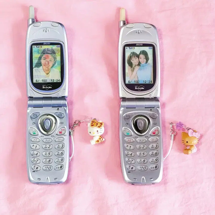 [BUNJANG] 2-Set Hello Kitty Docomo Gyaru Phone Pink Mock-up Phone / [2set] 키티폰 핑크 도코모 갸루폰 목업폰 핸드폰 폴더폰 고전폰 목각