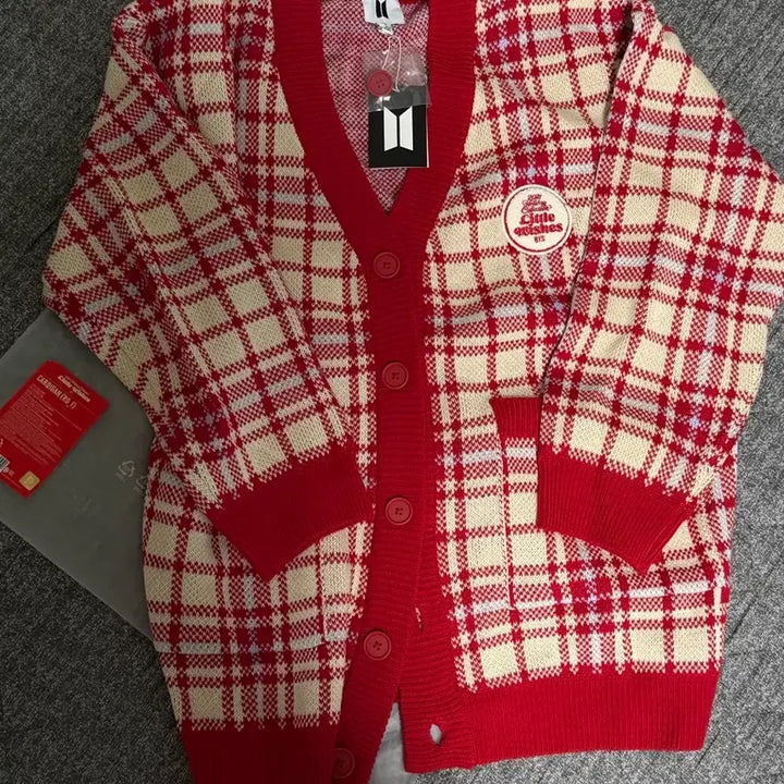 [BUNJANG] BTS Holiday Cardigan / 방탄 홀리데이 가디건 포카 제외