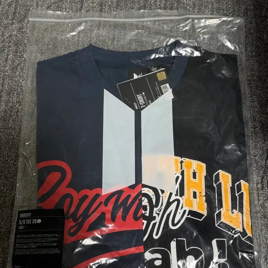 [BUNJANG] BTS Varsity Short Sleeve T-Shirt 20 BoyWithLuv / BTS VARSITY S/S TEE 20 BoyWithLuv T셔츠 L