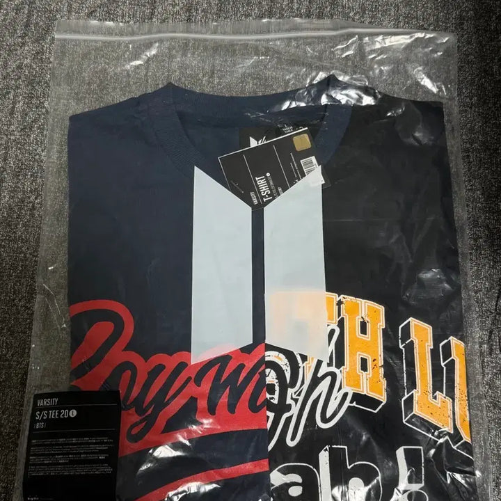 [BUNJANG] BTS Varsity Short Sleeve T-Shirt 20 BoyWithLuv / BTS VARSITY S/S TEE 20 BoyWithLuv T셔츠 L