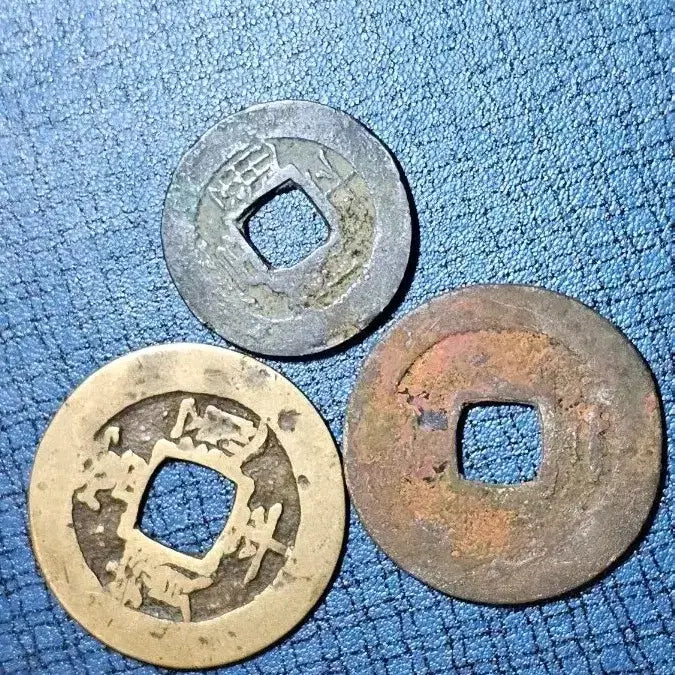 [BUNJANG] Antique Coin Set: Joseon Dynasty Sangpyeong Tongbo &amp; 1977 1 Won Coin / 옛날 동전 세트 (조선시대 상평통보. 1977년 1원 ) 총