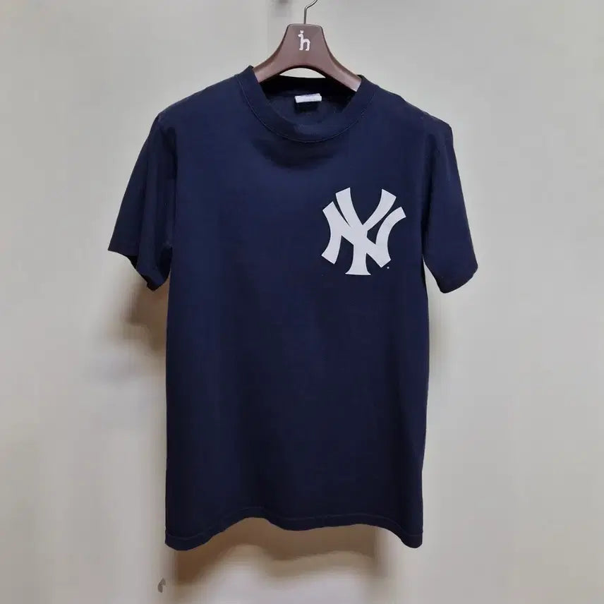 [BUNJANG] New York Yankees Majestic &amp; Under Armour T-Shirt Bundle / 뉴욕양키스 티셔츠 2개  M 95 mlb 마제스틱 언더아머 양키즈 빈티지