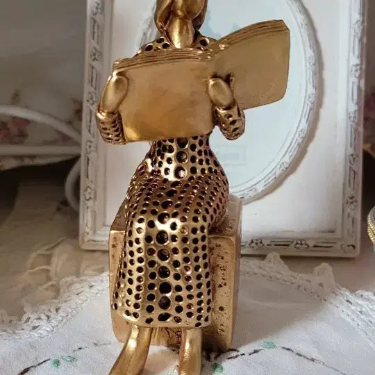 [BUNJANG] Gold Reading Woman Sculpture / 금색 독서 조각상
