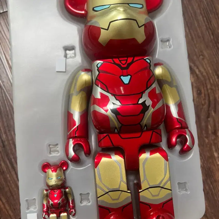 [BUNJANG] Hot Toys Iron Man Mark 85 Bearbrick 400% &amp; 100% Set (First Edition) / 마크85 아이언맨 베어브릭 400%,100% 세트 초판