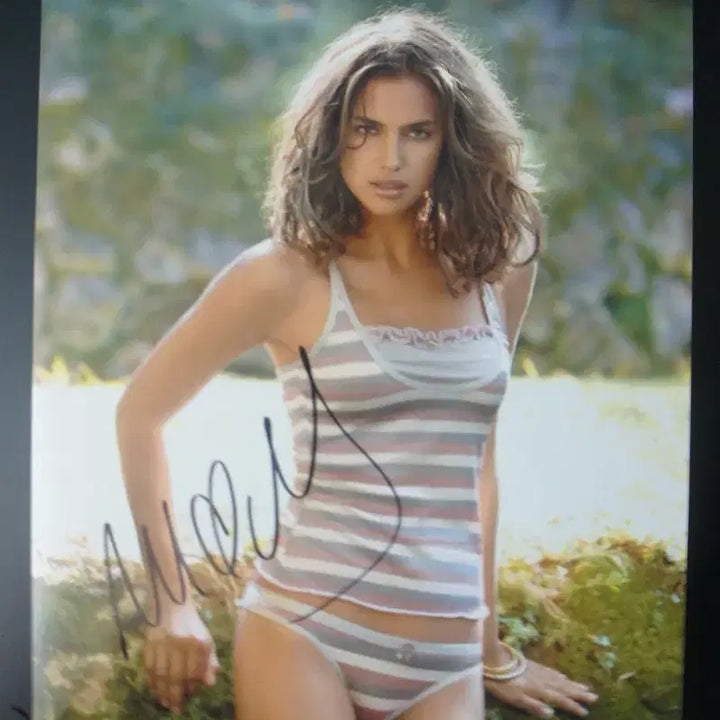 [BUNJANG] Irina Shayk Autographed Photo with Certificate / 모델 이리나샤크 싸인 인증서포함