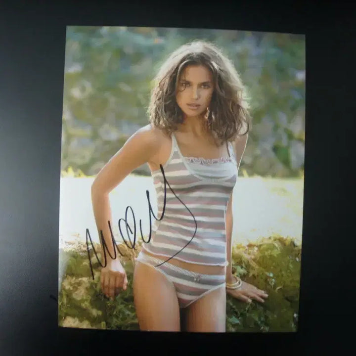 [BUNJANG] Irina Shayk Autographed Photo with Certificate / 모델 이리나샤크 싸인 인증서포함