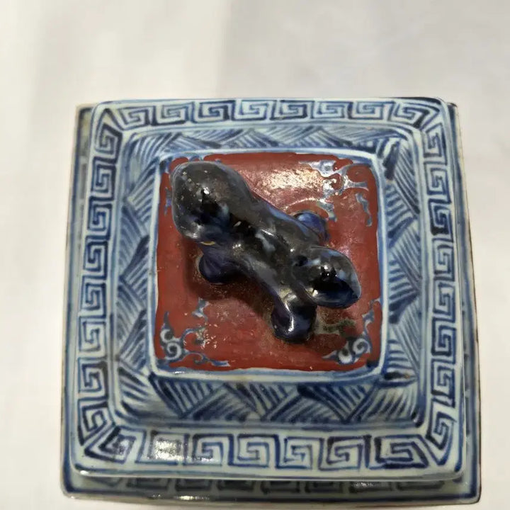 [BUNJANG] Daming Xuande Period Celadon Square Vase with Dog Finial / 대명선덕년제 사각병