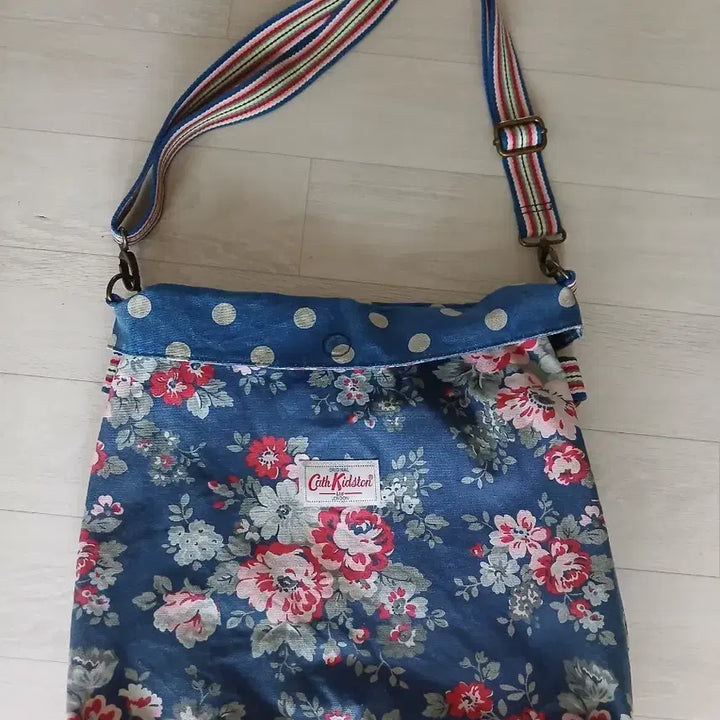 [BUNJANG] Cath Kidston Reversible Crossbody Bag Flower/Dot Pattern / 캐스키드슨 플라워/도트 패턴 리버서블 크로스백