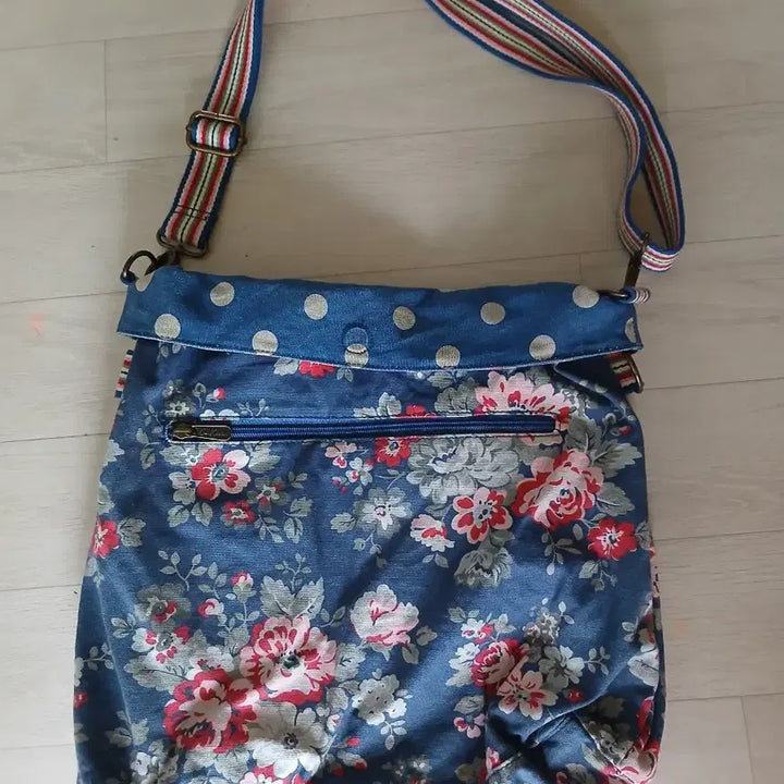 [BUNJANG] Cath Kidston Reversible Crossbody Bag Flower/Dot Pattern / 캐스키드슨 플라워/도트 패턴 리버서블 크로스백