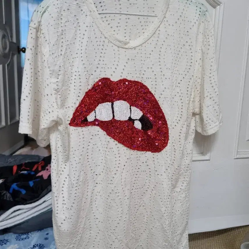 [BUNJANG] Lace Lip Glitter Short Sleeve T-Shirt / 레이스 입술 반짝이 반팔 티셔츠 흰색