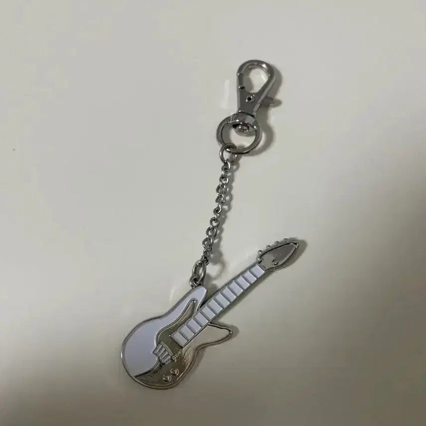[SOLD OUT] 데이식스 영케이 메탈 악기 키링 양도